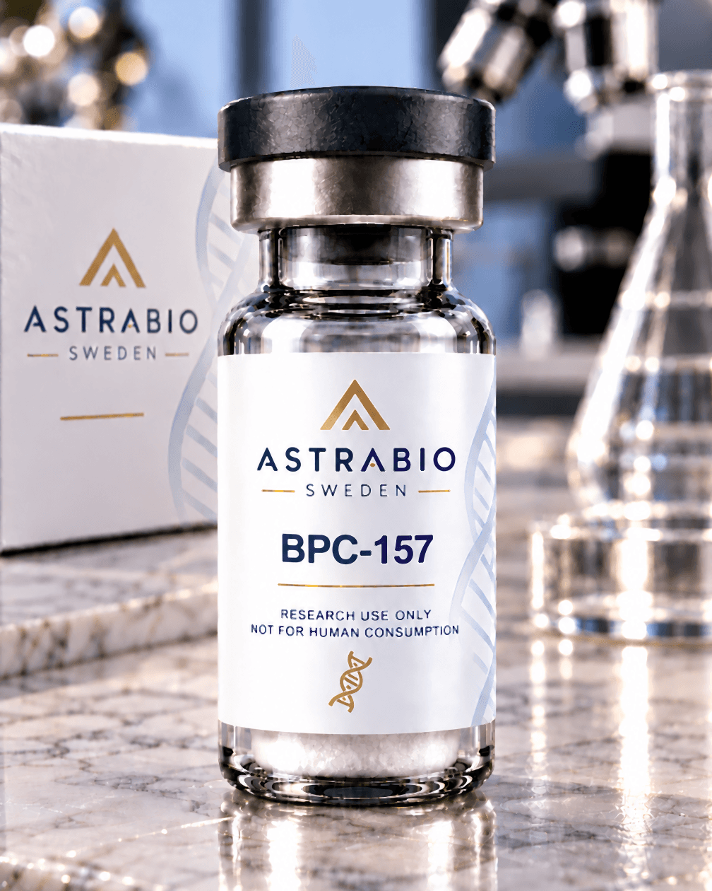 BPC-157-vial med AstraBio Sweden-etikett på marmorbänk i laboratorium