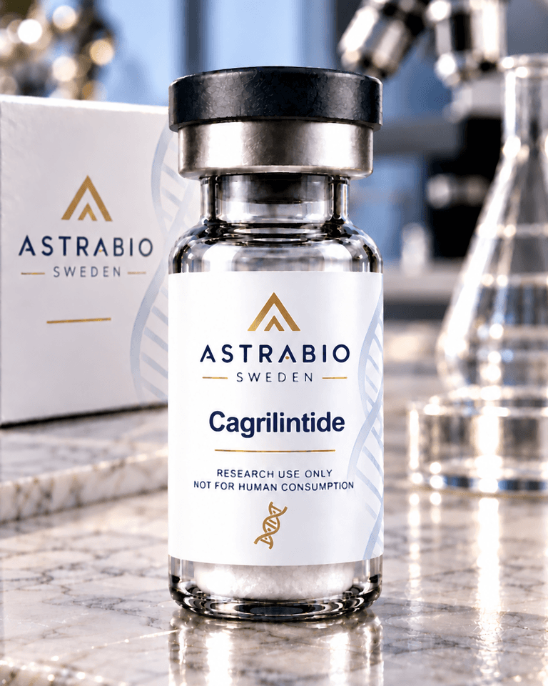 Cagrilintide-vial med AstraBio Sweden-etikett på marmorbänk