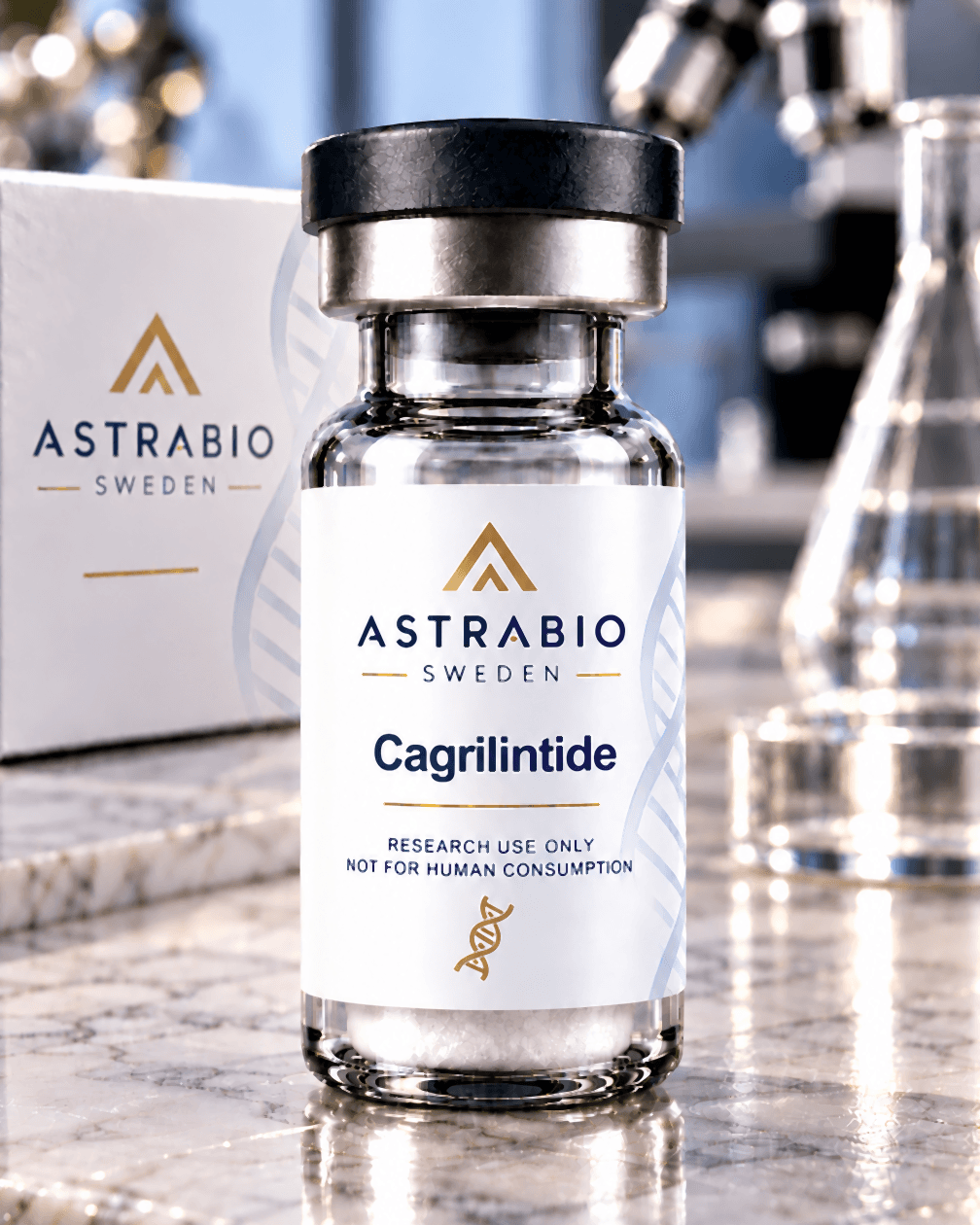 Cagrilintide-vial med AstraBio Sweden-etikett på marmorbänk