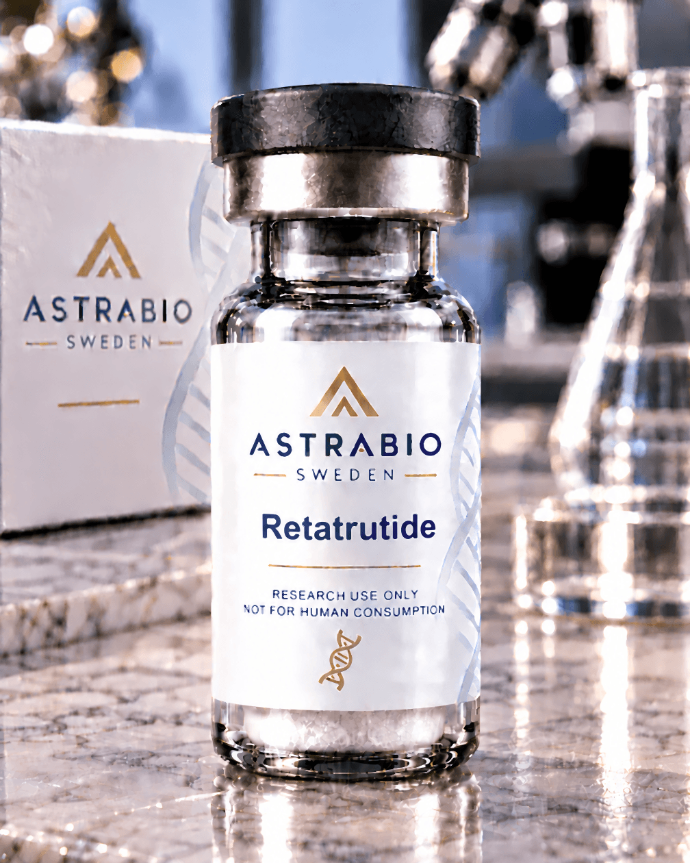 Retatrutide-vial med AstraBio Sweden-etikett i laboratoriemiljö