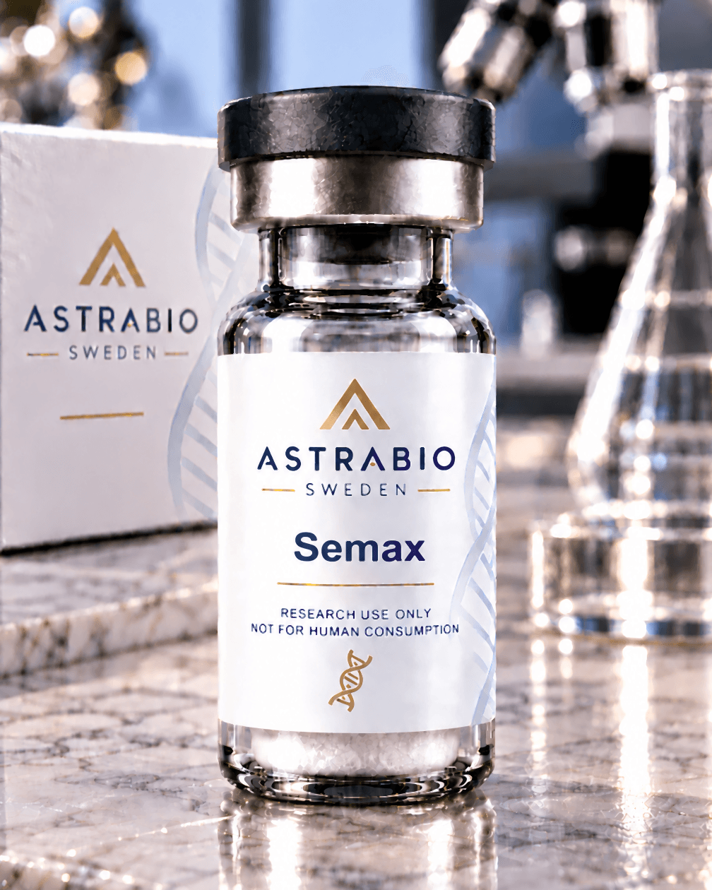 Semax-vial med AstraBio Sweden-etikett i laboratoriemiljö